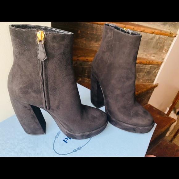 Prada black suede/gold heels neverworn size 6.5 US - Picture 3 of 9